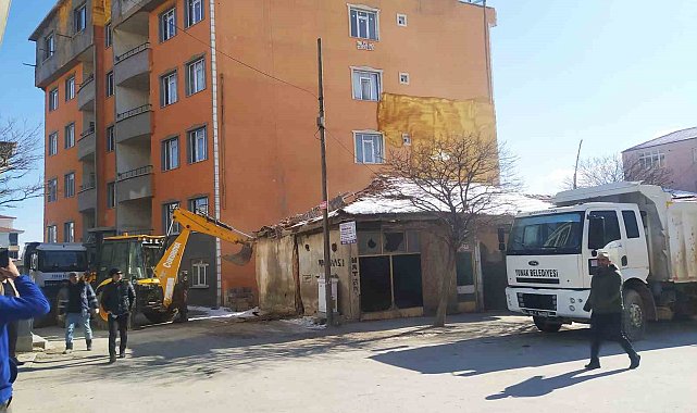 Yunak'ta metruk binaların yıkımına başlandı