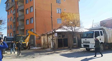 Yunak'ta metruk binaların yıkımına başlandı