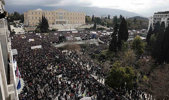 Yunanistan'da tren kazasının yıl dönümü protestolarında çatışma