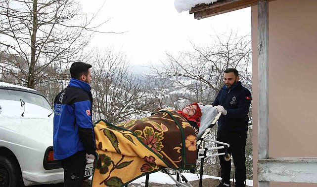 Yürüyemeyen fil hastası kadına ambulans desteği