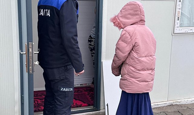 Zabıta ekipleri, dilendirilen çocukları ailelerine teslim etti