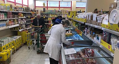 Zabıta ekipleri marketlerde ürün denetledi