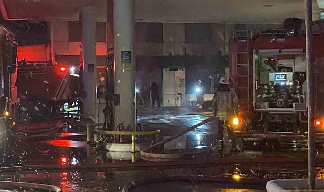 Zeytinburnu'nda bir akaryakıt istasyonu marketinde çıkan yangın paniğe neden oldu