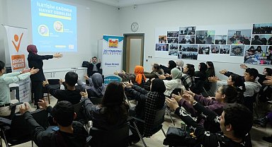 Zeytinburnu'nda gençlere artı 1 yazan seminer: 'İletişim Çağında Hayat Dersleri'