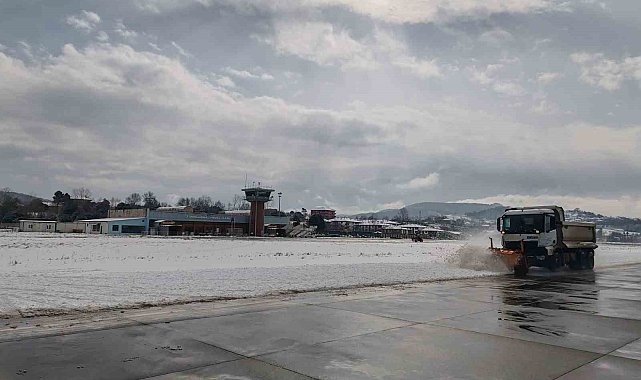 Zonguldak Havalimanı'nda karla mücadele çalışması başlatıldı