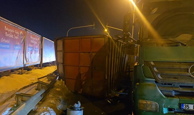Zonguldak'ta canlı hayvan taşıyan kamyon devrildi, onlarca tavuk telef oldu