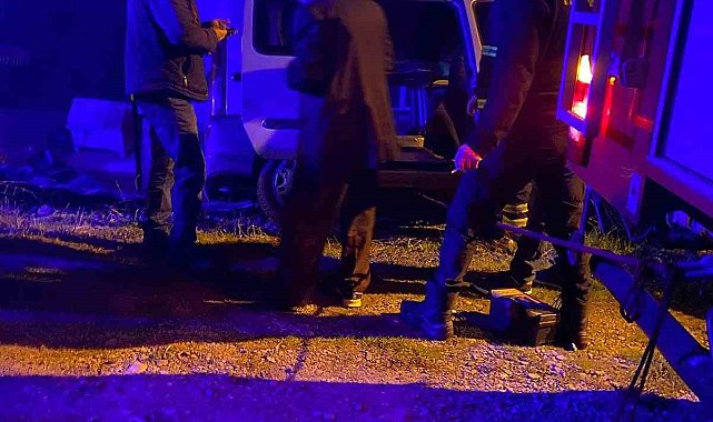 Zonguldak'ta hafif ticari araç inşaat halindeki evin çatısına uçtu