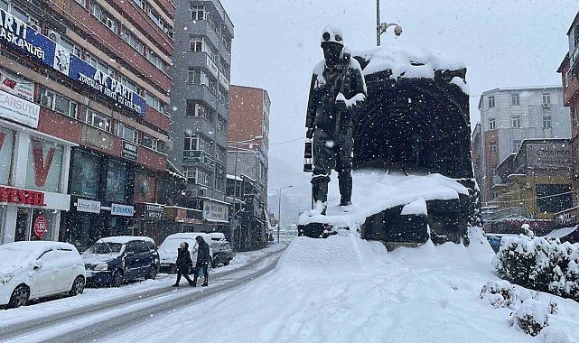 Zonguldak'ta kar yağışı hayatı olumsuz etkiledi, sürücüler zor anlar yaşadı
