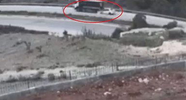 1 kişinin öldüğü kazada, otomobil hafriyat kamyonuna ok gibi saplandı