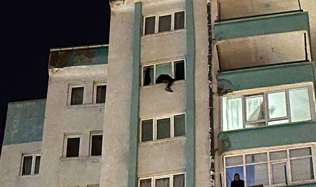 14. katın penceresine çıkan şahıs ikna sonucu indirildi