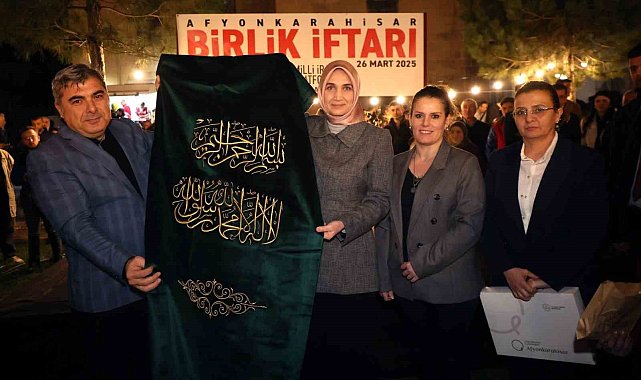 1472 yılında yaptırılan tarihi caminin mimber örtüsü değiştirildi
