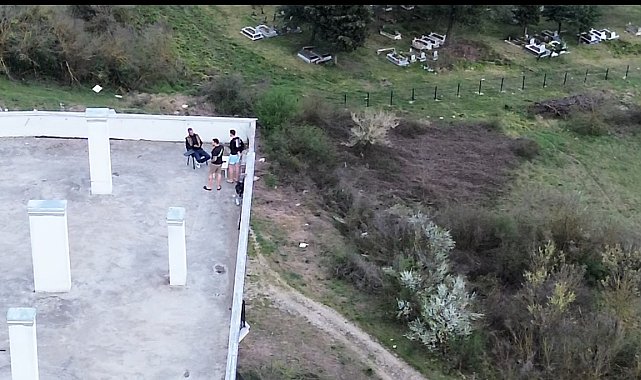 15 katlı binanın çatısına çıkan gençler ekipleri harekete geçirdi, gerçek bambaşka çıktı