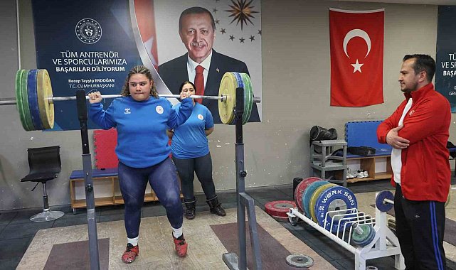 15 yaşındaki Sudenaz ve Neriman, halterde milli sporcu olmayı hedefliyor