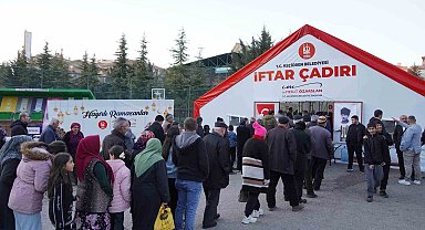 200 bin kişi Keçiören'de iftar yaptı