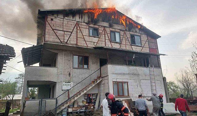 3 katlı evin son katı alev alev yandı