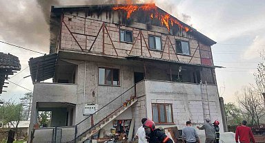 3 katlı evin son katı alev alev yandı