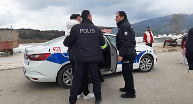 3 kişinin yaralandığı kaza sonrası ortalık karıştı: Sürücü gözaltına alındı