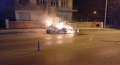 3 tekerlekli kasalı motosiklet alev alev yandı