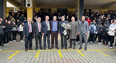 30 yıllık din kültürü öğretmenine duygusal veda: Gözyaşlarına hakim olamadı