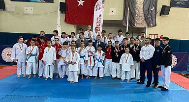 35 sporcu şampiyon olmak için tatamiye çıktı
