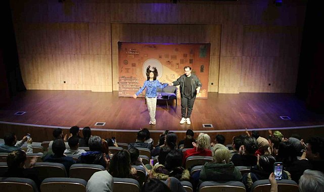 'Benimle çıkar mısın?' adlı tiyatro oyunu Kartal'da sahnelendi
