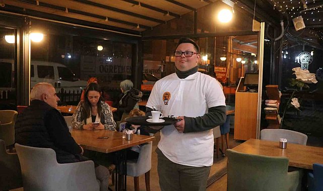 'Engelsiz Kafe'nin gençleri engel tanımıyor