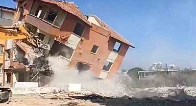 4 katlı bina iş makinesinin darbesiyle yerle bir oldu
