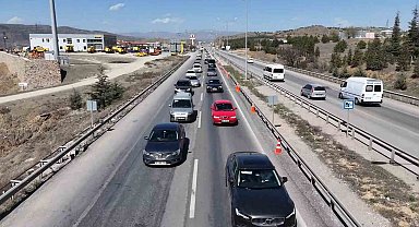 43 ilin geçiş güzergahında trafik yoğunluğu artarak devam ediyor