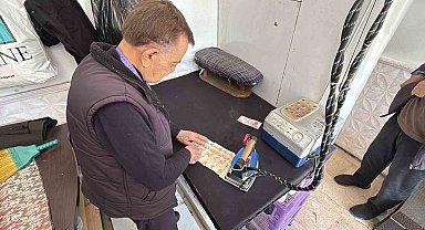 47 yıllık terzi, aldığı ve verdiği tüm paraları ütülüyor