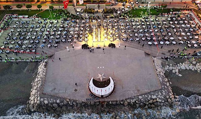 5 bin kişi deniz kenarında iftarda buluştu