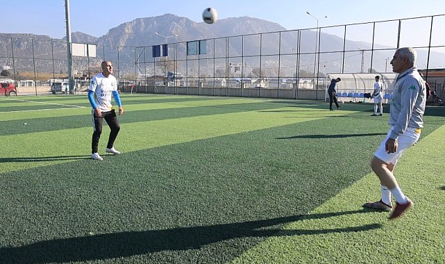 50'lik delikanlılar meşin yuvarlak peşinde yeşil sahada ter döküyor