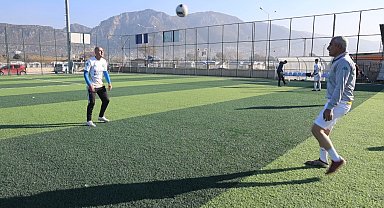 50'lik delikanlılar meşin yuvarlak peşinde yeşil sahada ter döküyor