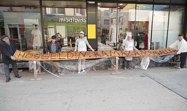 7 metrelik pide görenleri hayrete düşürdü