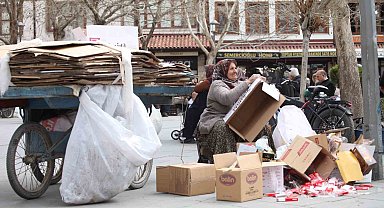 70 yaşındaki kadın sokak sokak gezerek karton topluyor