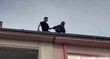 8 katlı binanın çatısına çıkan kadın ikna edilerek aşağı indirildi