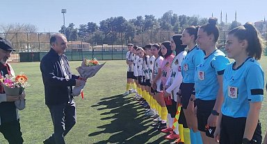 8 Mart'ta kadın hakem ve futbolculara çiçek verildi