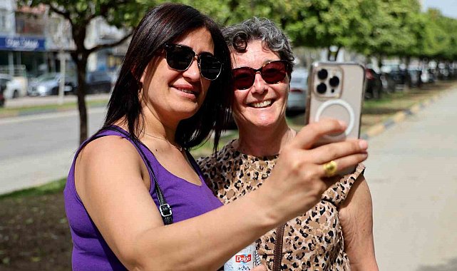 Açan portakal çiçeklerinin mis kokusu Adana'yı sardı
