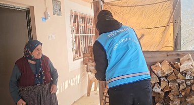 Adana Feke'de kar etkili oldu, imam yaşlılara destek oldu