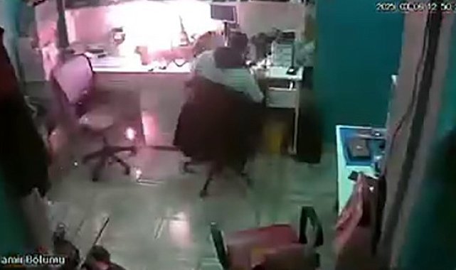Adana'da bataryası şişen cep telefonu böyle patladı