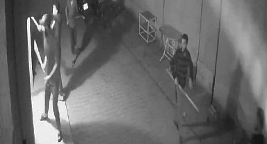Adana'da ellerinde sopalarla eve saldırıp, bir genci darp ettiler