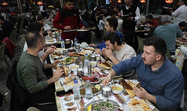 Adana'da ilk iftarda kebapçılar doldu taştı