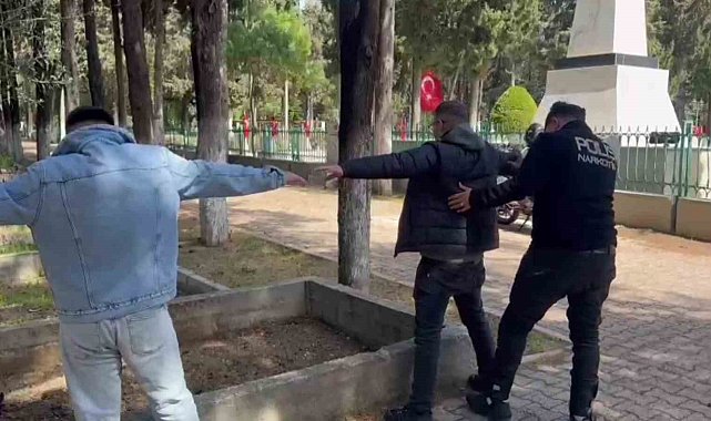 Adana'da mezarlıklar ve parklarda uyuşturucu içen 59 şüpheli yakalandı