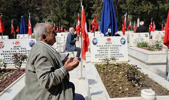 Adana'da şehit aileleri evlatlarının kabirleri başında dua ederek karanfil bıraktı