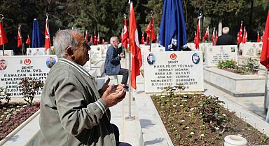 Adana'da şehit aileleri evlatlarının kabirleri başında dua ederek karanfil bıraktı