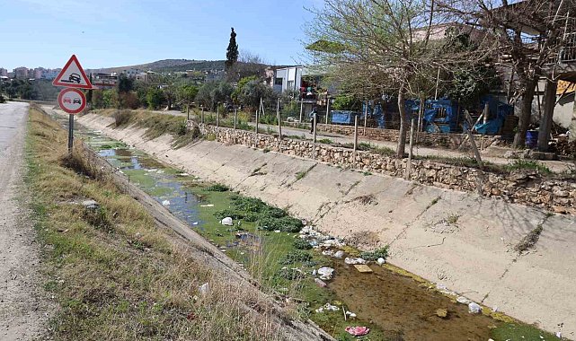 Adana'da sulama kanalları çöplüğe döndü