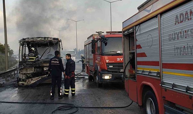 Adana'da toplu taşıma aracı alev alev yandı