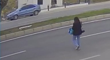 Adana'da yolda telefona bakan genç kız otomobilin çarpmasıyla ağır yaralandı