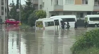 Adana'yı sağanak vurdu, öğrenci servisi su birikintisinde mahsur kaldı