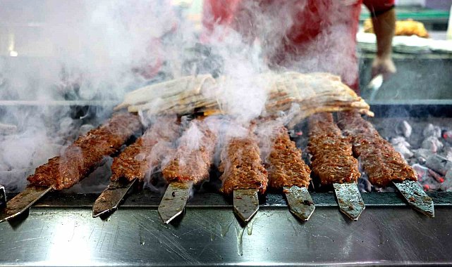 Adanalılar Ramazan'da da kebaptan vazgeçmiyor