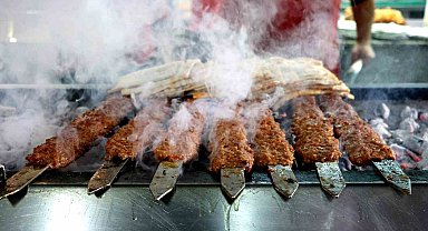 Adanalılar Ramazan'da da kebaptan vazgeçmiyor